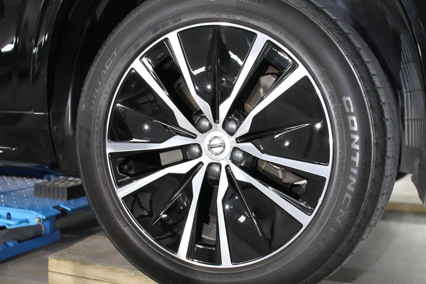 Black Volvo XC90 detailed by Derrick's Details in Austin, photo 8 of 10