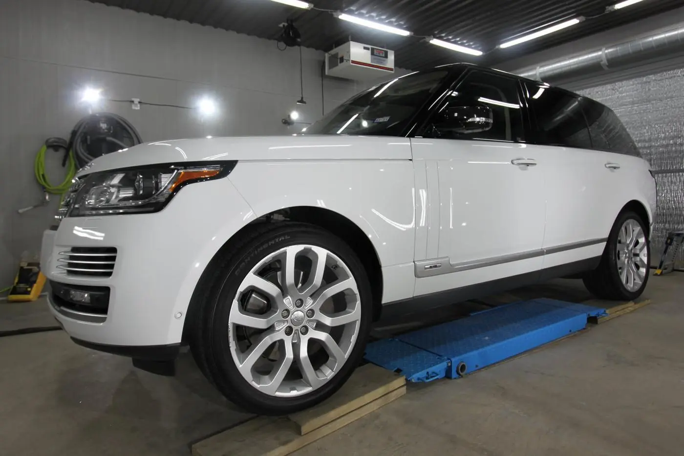 White Range Rover detailed by Derrick's Details in Austin, photo 4 of 9