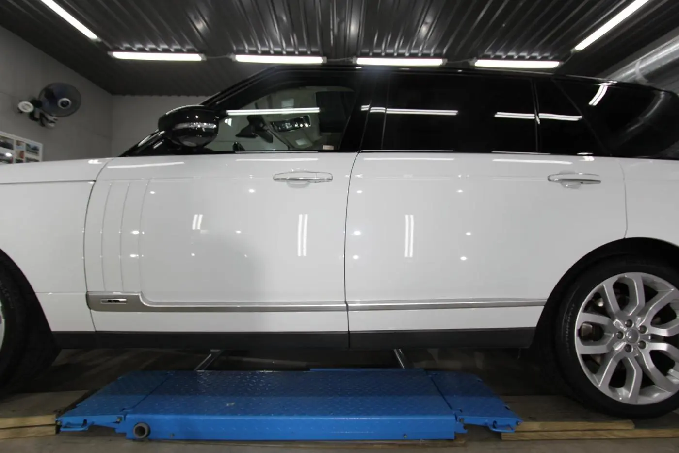 White Range Rover detailed by Derrick's Details in Austin, photo 5 of 9